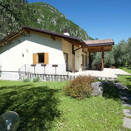 Anna Maria Oliveto Lario